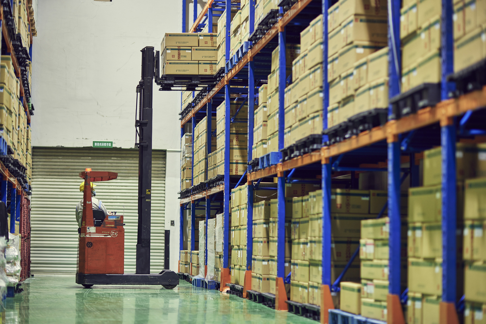 台中工廠_情境_倉儲人員1(035A4145)